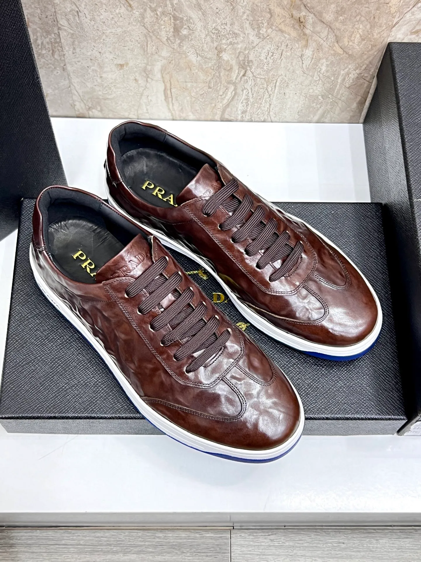 💰620 Prada classic men’s lace-up casual shoes｜Imported cowhide upper｜Layered stitching design on the upper Lightweight and breathable｜Soft and comfortable｜PRADA letters on the side｜Distinctive sporty style Showing the brand style｜Lightweight embossed rubber sole｜With cowhide foot pad lining｜Excellent foot feel Fashionable and elegant｜Size: 38-44 (customized at 45)